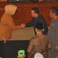 Bupati Hj Utje Ch Suganda didampingi Ketua DPRD Kuningan Rana Suparman menandatangani pengesahan Perda LP2B di rapat paripurna DPRD.JPG